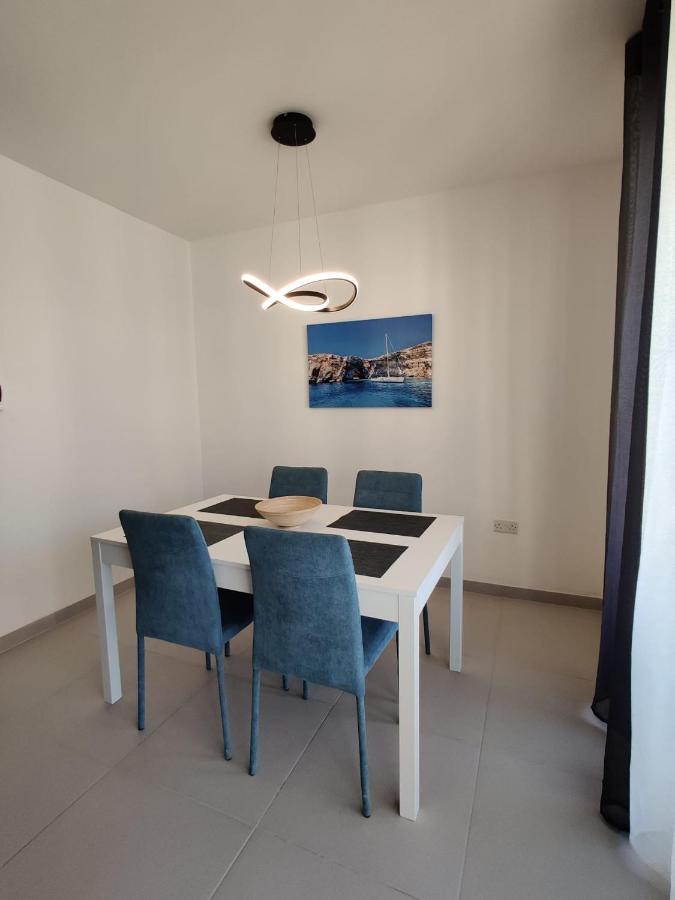 Deep Blue Apartment *